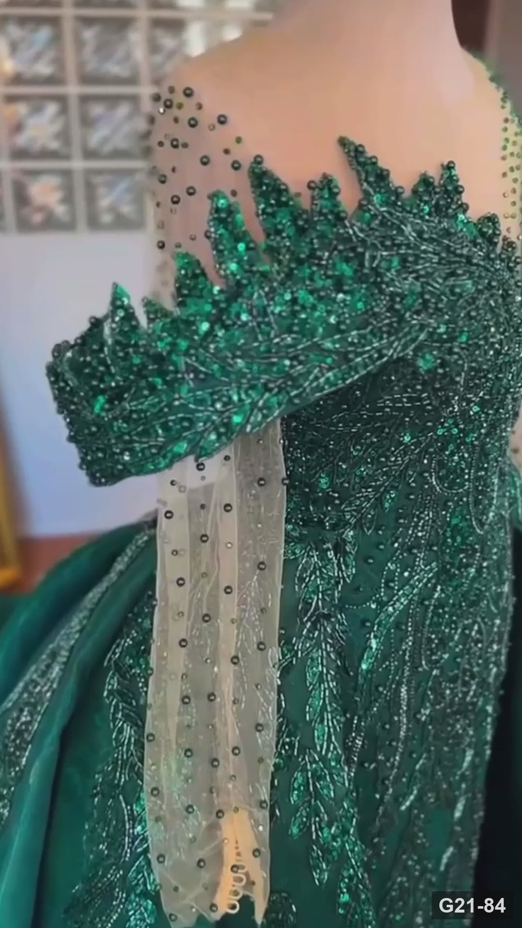 G21-084 Emerald Green Ball Gown Tulle Engagement Dress with V-Neck